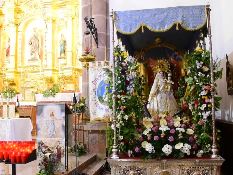 Se trata de una romería que tiene lugar en la localidad toledana de Calera y Chozas. Se celebra siempre en el Día de la Madre, en honor a la Virgen de la Vega, quien se le apareció varias veces a Finardo, un pastor en estas tierras, a finales del siglo XIII y principios del siglo XIV. La Hermandad de la Virgen de la Vega, con sus hermanos dirigidos por su “mayordomo” y “mayordoma”, con la colaboración del párroco de la Iglesia de San Pedro Apóstol y la colaboración del ayuntamiento y sus vecinos, ponen en marcha esta antigua romería para rendir culto y pasión a su Virgen de la Vega. Romería Virgen de la Vega - Calera y Chozas